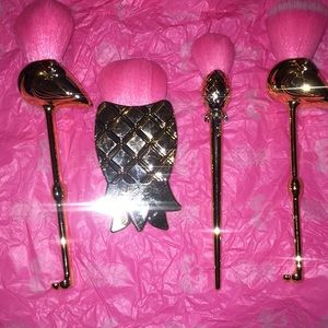 set of make up brushes